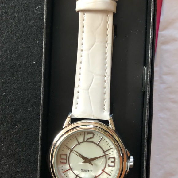 Avon NWT Women’s Watch - Picture 2 of 5